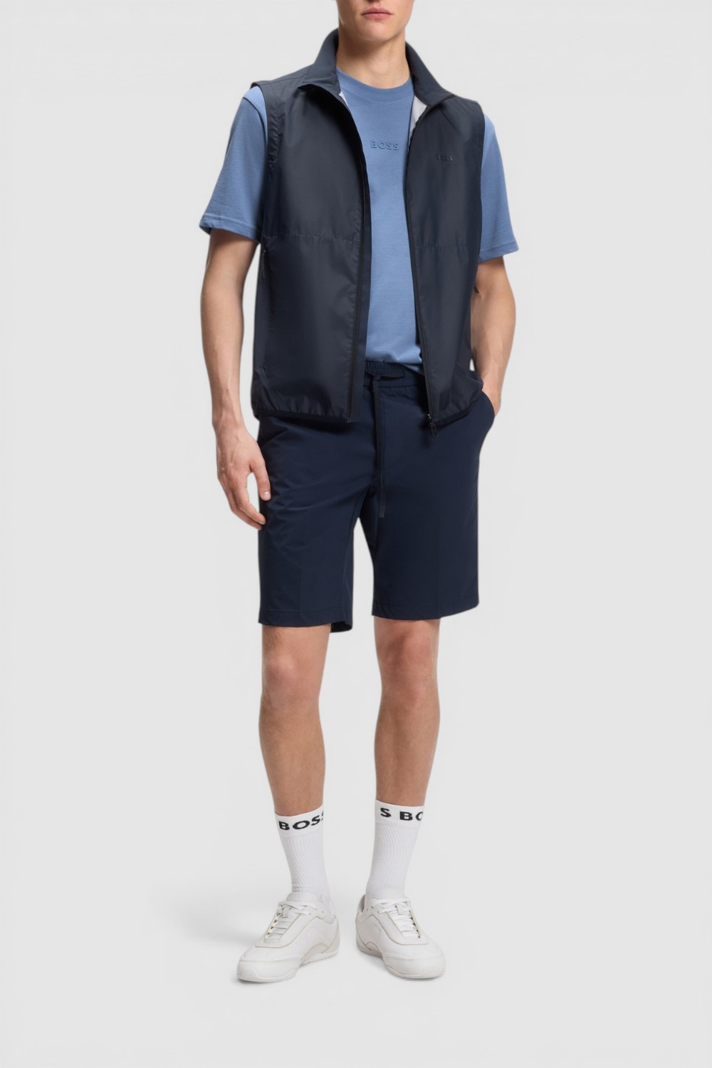 תמונת כל הלוק של חולצת טי בגזרת אוברסייז